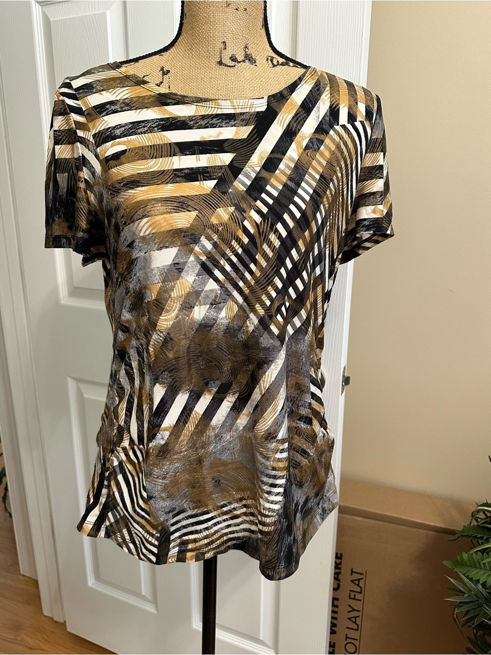 Peter Nygard Abstract Print Top – Size L